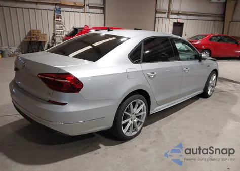 2018 Volkswagen Passat 2.0T R-Line/2.0T S z USA, uszkodzony, nr VIN 1VWAA7A30JC014111